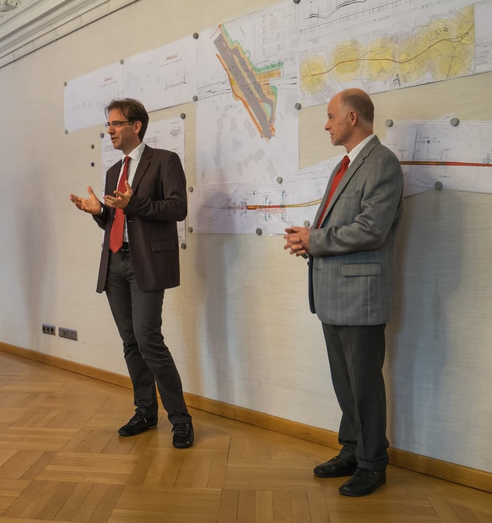 Baureferent Daniel Ulrich und Norbert Goebel (U-Bahnbauamt) bei der Präsentation der Planung
